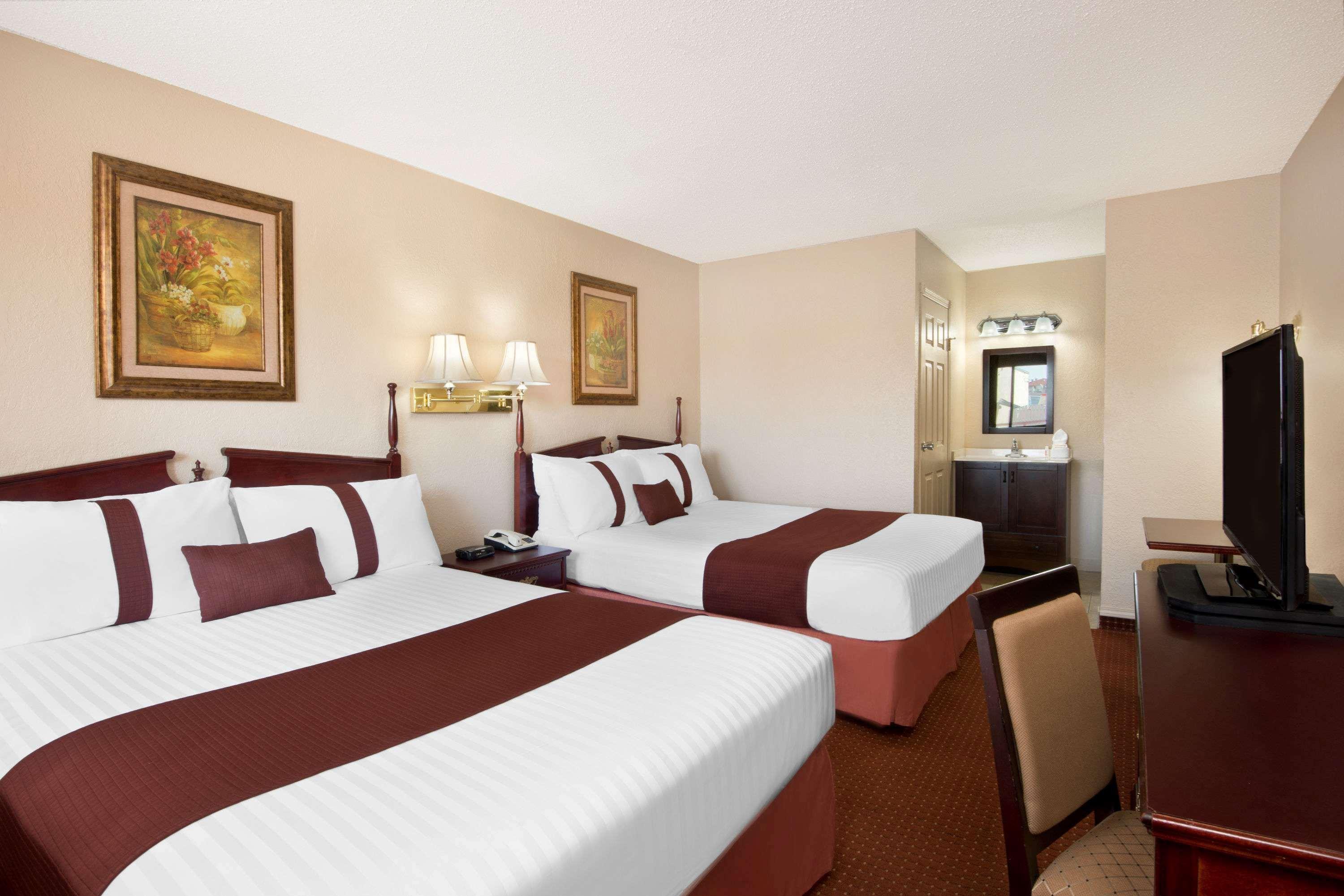 Penhold Howard Johnson By Wyndham Red Deer المظهر الخارجي الصورة