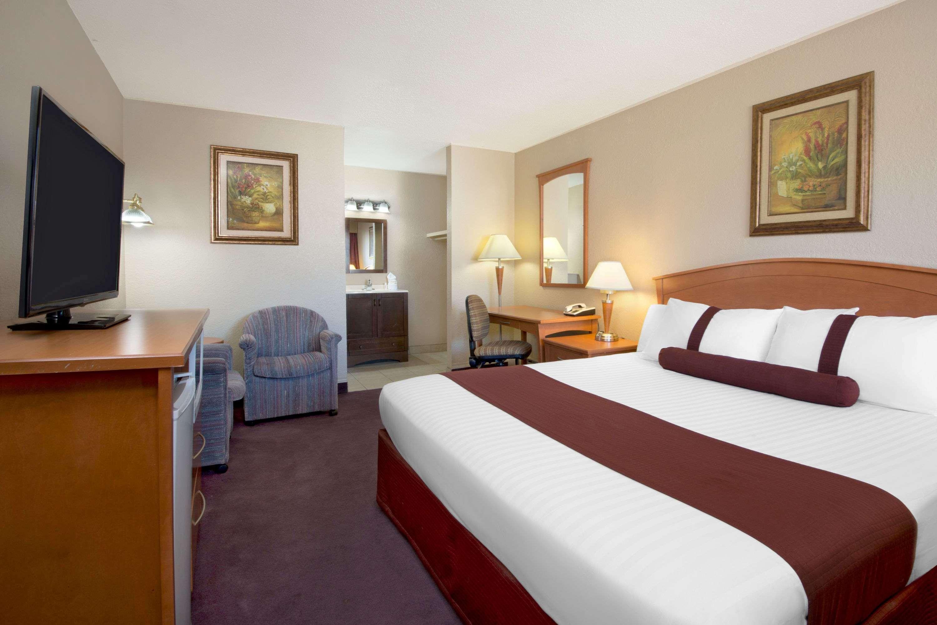 Penhold Howard Johnson By Wyndham Red Deer المظهر الخارجي الصورة