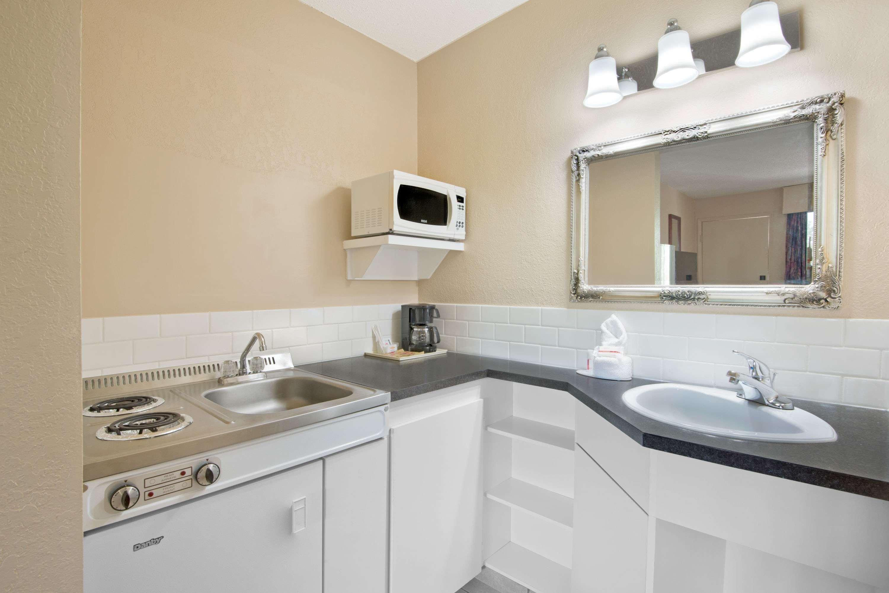 Penhold Howard Johnson By Wyndham Red Deer المظهر الخارجي الصورة