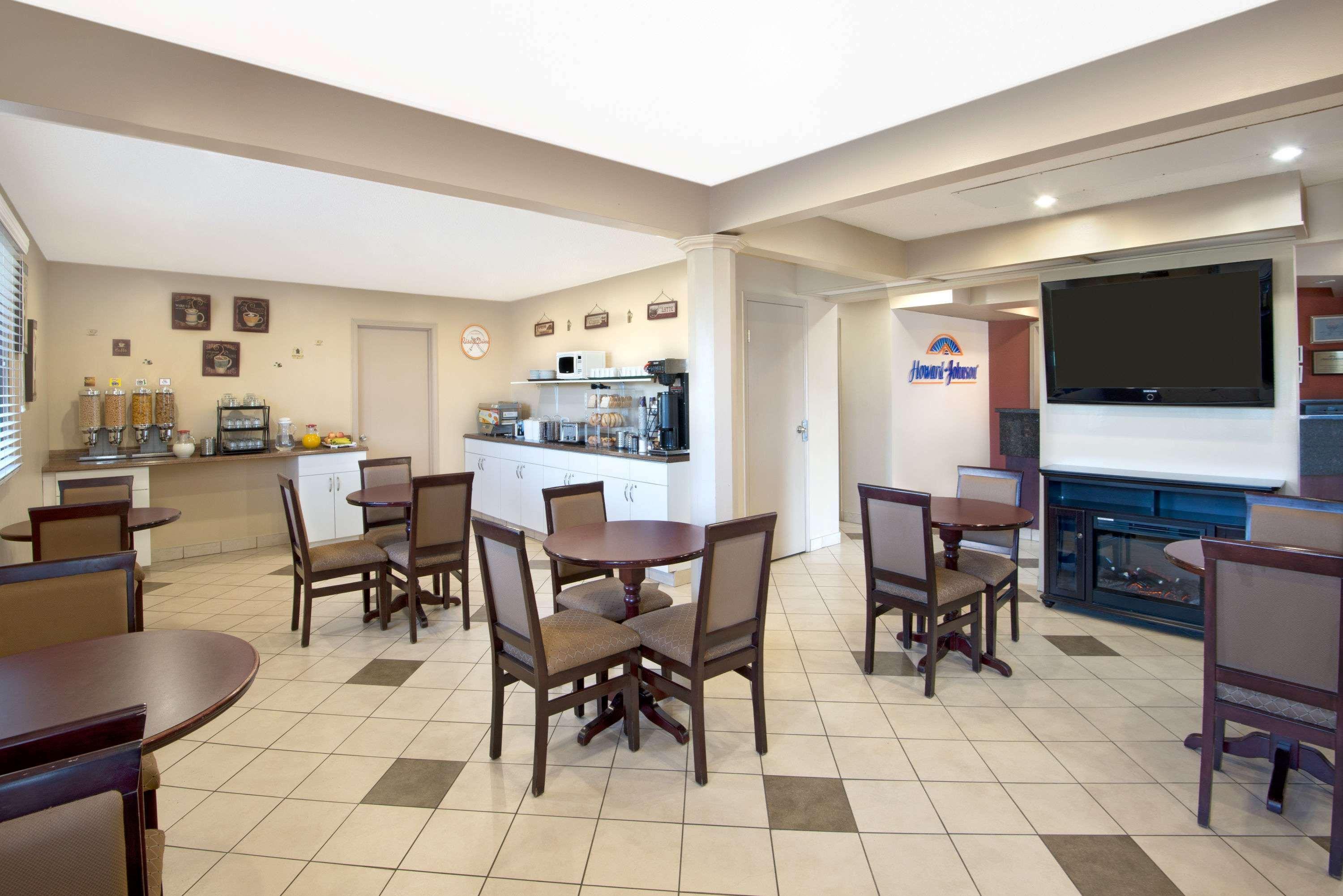 Penhold Howard Johnson By Wyndham Red Deer المظهر الخارجي الصورة