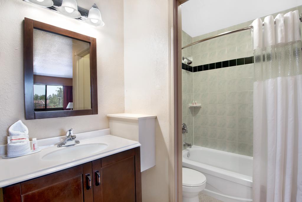 Penhold Howard Johnson By Wyndham Red Deer المظهر الخارجي الصورة