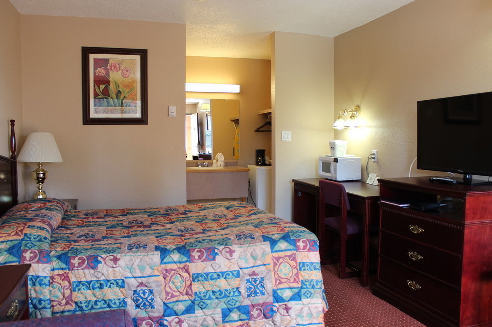 Penhold Howard Johnson By Wyndham Red Deer المظهر الخارجي الصورة