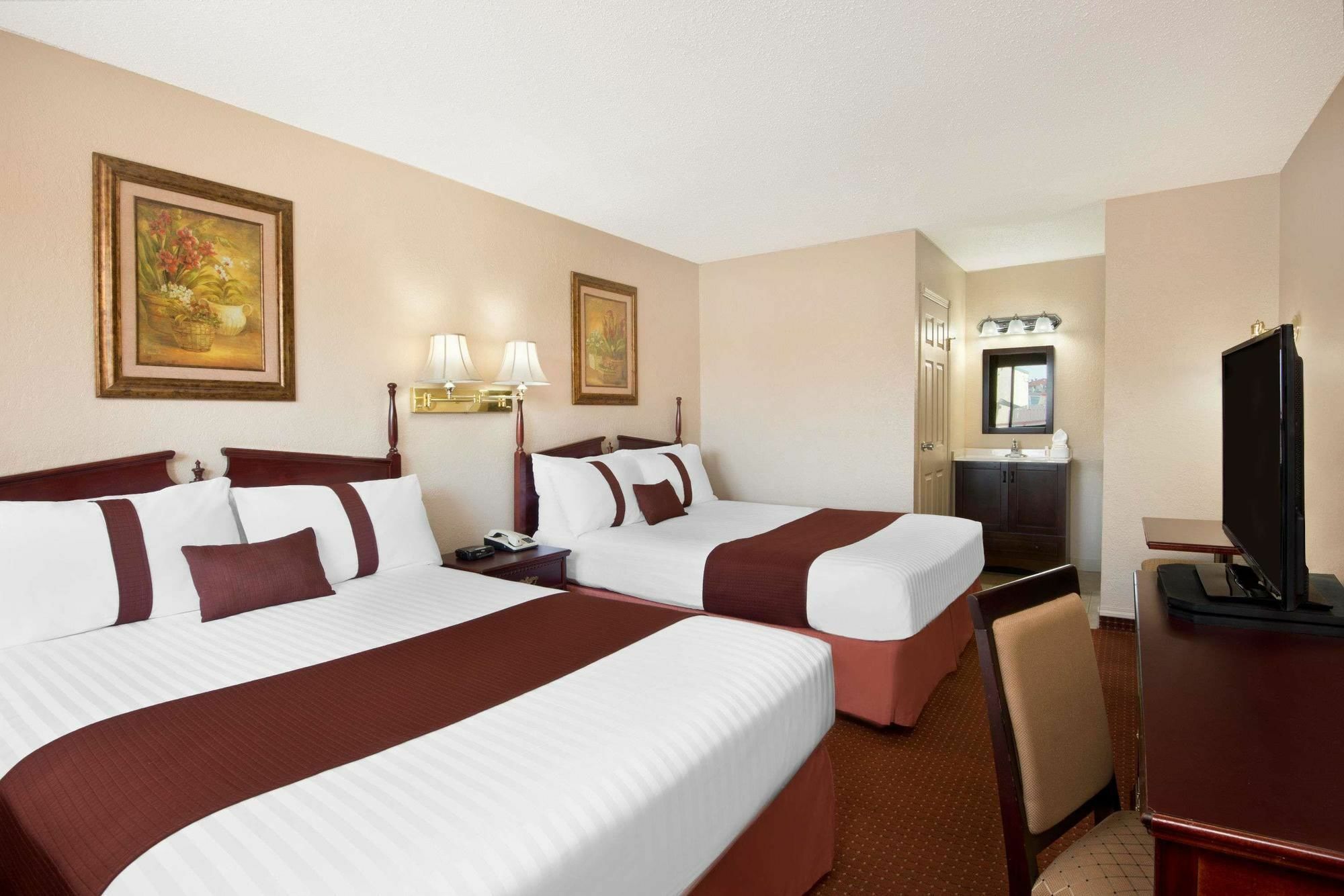 Penhold Howard Johnson By Wyndham Red Deer المظهر الخارجي الصورة