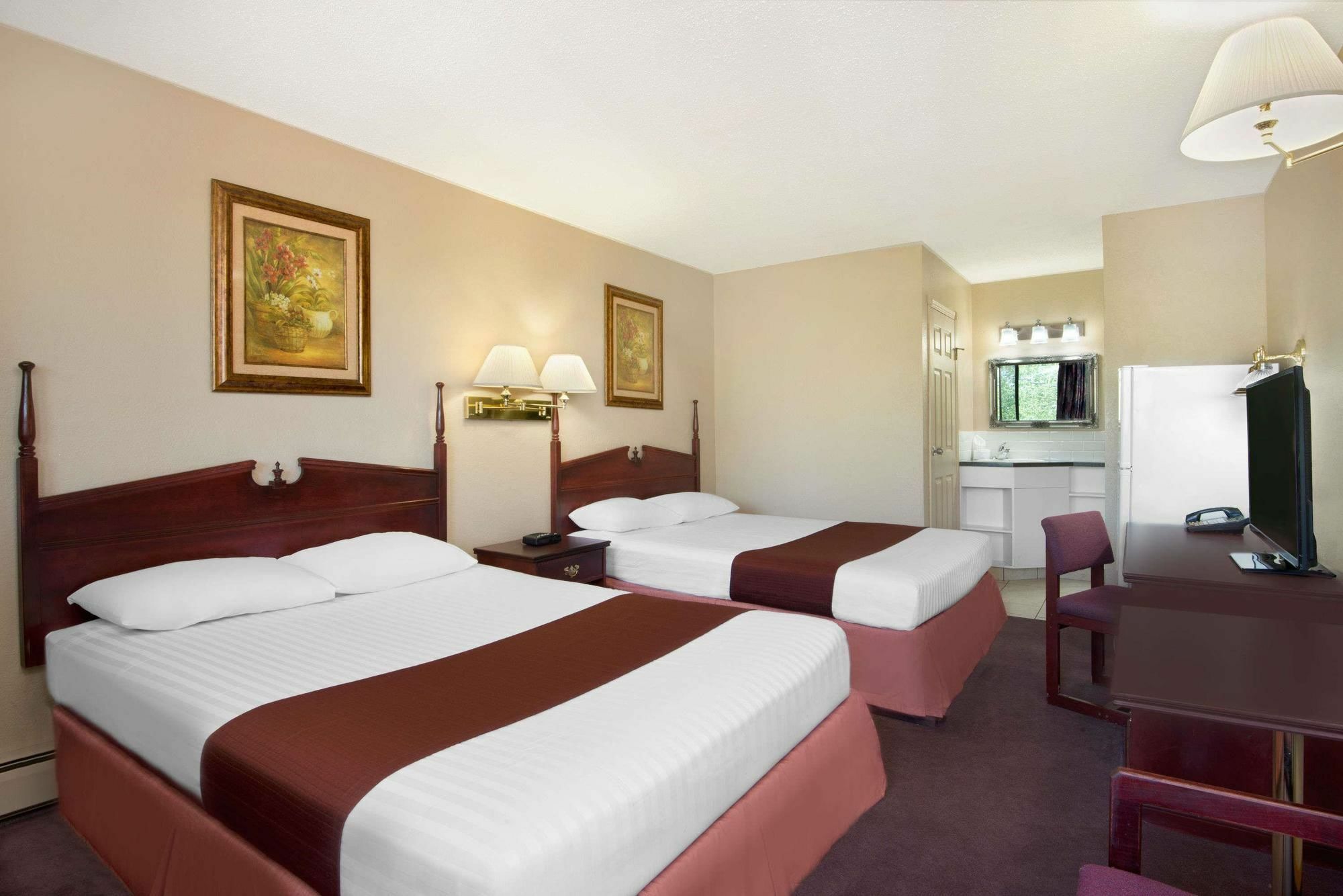 Penhold Howard Johnson By Wyndham Red Deer المظهر الخارجي الصورة